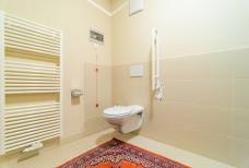 Barrierefreie Toilette im 1. Stockwerk