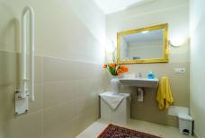 Barrierefreie Toilette im 1. Stockwerk