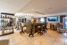 Hotel Gnaid - Rezeption und Bar