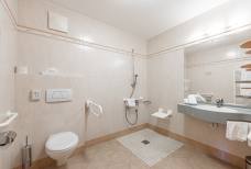 Hotel Maria Theresia: Bad des Zimmers 110