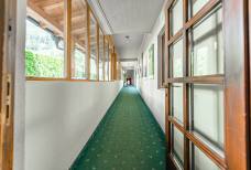 Alphotel Stocker - Rampa dalla reception all'ascensore e alla sala ristorante