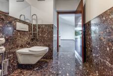 Weingut Stroblhof - WC piscina coperta