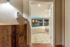 Gradino di accesso alla piscina coperta