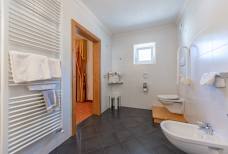 Hotel Teresa - Bad barrierefreies Zimmer Fanes