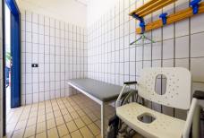 Hallenbad Meranarena - Umkleidekabine für Besucher mit Behinderungen