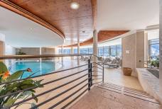 Gradini per la piscina coperta
