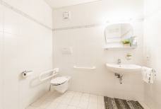 Hotel Alpenfrieden - Barrierefreie Toilette im Untergeschoss