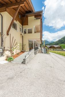 Hotel Alpenfrieden - Zugangsrampe Haupteingang