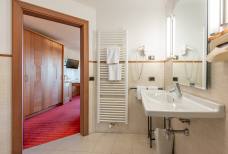 Bad Zimmer 105