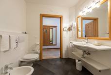 Hotel Alte Mühle in Sand in Taufers - Bad vom barrierefreien Zimmer 105