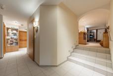 Hotel Tschurtschenthaler - Gradini per la reception della zona wellness
