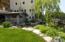 Hotel Falzeben Merano 2000 - Schwimmbad und Liegewiese
