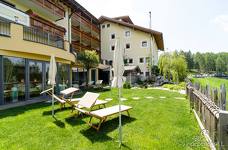Hotel Falzeben Merano 2000 - Schwimmbad und Liegewiese