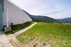 Kabinenbahn Kronplatz 2000 - Steiler Zugangsweg vom Hauptparkplatz zur Talstation