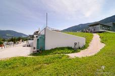 Kabinenbahn Kronplatz 2000 - Steiler Zugangsweg vom Hauptparkplatz zur Talstation
