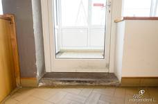 Kabinenbahn Ciampinoi - Wolkenstein in Gröden - Stufe zur Toilette im Bergrestaurant