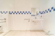 Alpinpool - Toilette im Eingangsbereich
