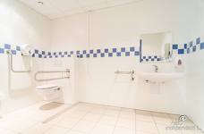 Alpinpool - Toilette im Eingangsbereich