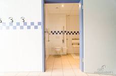 Alpinpool - Toilette im Schwimmbadbereich