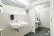 Kletterhalle Salewa Cube - Barrierefreie Toilette im Salewa Bivac