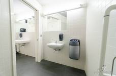 Kletterhalle Salewa Cube - Barrierefreie Toilette im Salewa Bivac