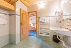 Hotel Jú Furcia - Furkelpass - St. Vigil in Enneberg: Bad im Zimmer 209