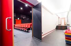 Stella Kino: Treppen zur Toilette