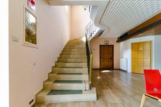 Filmclub Bozen im Kolpinghaus Bruneck: Treppe ins Obergeschoss - Kinosaal Galerie