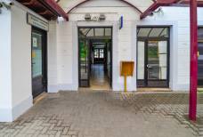 Bahnhof Neumarkt - Tramin: Türschwelle Ausgang Wartesaal