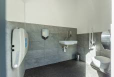 Speikboden - Sand in Taufers: Barrierefreie Toilette mit Wickeltisch