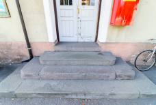Stufen vor dem Haupteingang