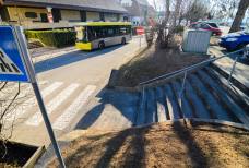 Diese Treppe verbindet die Bushaltestelle mit dem Bahnhof.
