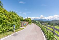 Schwimmbad Oberbozen - Parkplatz und Zugangsweg