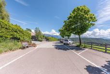 Schwimmbad Oberbozen - Parkplatz und Zugangsweg