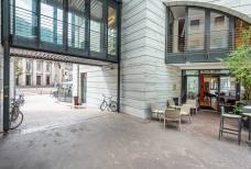 Landhausbar Bozen - Cortile interno coperto da una vetrata
