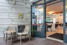 Landhausbar Bozen - Rampe per il cortile interno coperto da una vetrata, per l’area bar rialzata e per i servizi igienici