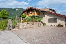 Urlaub auf dem Bauernhof Preglhof - Zugangsrampe vom Parkplatz zur Ferienwohnung