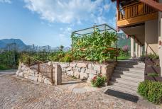 Urlaub auf dem Bauernhof Preglhof - Zugangsrampe vom Parkplatz zur Ferienwohnung