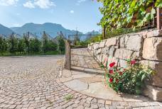 Urlaub auf dem Bauernhof Preglhof - Zugangsrampe vom Parkplatz zur Ferienwohnung