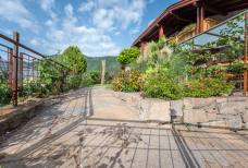 Urlaub auf dem Bauernhof Preglhof - Zugangsrampe vom Parkplatz zur Ferienwohnung