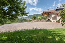 Urlaub auf dem Bauernhof Preglhof - Zugangsrampe vom Parkplatz zur Ferienwohnung