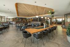 DAS GERSTL Family Retreat - Bar und Terrasse
