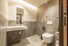 DAS GERSTL Family Retreat - Toilette Eingangsbereich