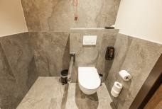 DAS GERSTL Family Retreat - Toilette Eingangsbereich