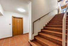 Scala che porta al bagno nel seminterrato