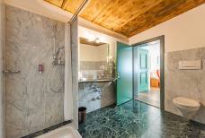 Hotel Gassenwirt - Bad barrierefreies Zimmer 211