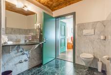 Hotel Gassenwirt - Bad barrierefreies Zimmer 211