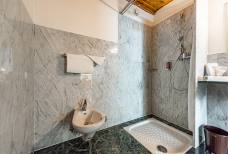 Hotel Gassenwirt - Bad barrierefreies Zimmer 211