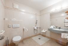 Hotel Maria Theresia: Bagno della camera 110