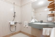 Hotel Maria Theresia: Bagno della camera 110